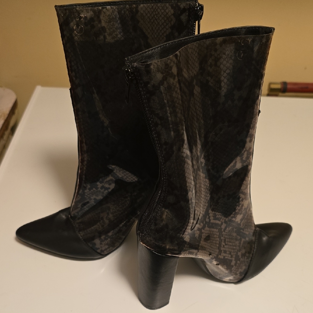 Fashion Nova Black Heeled Boots with Sleek Silhouette